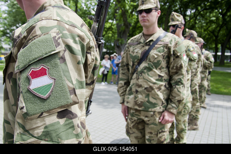 Debrecen Drive néven első alkalommal rendeznek járműipari fesztivált a Nagyerdei Stadionban és környékén május 25-én és 26-án. A szervezők mintegy tizenötezer látogatót várnak. Szombat reggel kapunyitás, és lesz minden, ami gurul.A Campus fesztiválokat is rendező debreceni Campus Nonprofit Kft. újabb nagyrendezvény alapkövét teszi le a Debrecen Drive-val, amely az ország egyik legnagyobb járműipari seregszemléje. A Debrecen Drive méreteirről mindent elárul, hogy a stadionban és környékén nagyobb területet foglal el a rendezvény, mint a nyári Campus fesztivál. A kulturális programokkal kísért Debrecen Drive-on több mint félezer járművet láthat a közönség, a személyautók mellett egyebek mellett versenyautókat, sport- és túramotorokat, honvédségi járműveket, erő- és munkagépeket, de kaszkadőrshow is szórakoztatja az érdeklődőket a kétnapos nagyerdei rendezvényen.A Nagyerdei Stadionban mutatják be a "csúcsragadozókat" (Ferrari, Lamborghini, Porsche, Aston Martin, Maserati), a stadiont körbevéve helyezkednek majd ez a versenyautók, az oldtimerek, a munkagépek, a kamionok, a katonai járművek, a mentők, a tűzoltók és a rendőrség járművei, a tuningautók és más speciális járművek.Egyszerre 250 új személygépkocsit tekinthetnek majd meg az érdeklődők, amire még nem volt példa hazánkban.-stock-foto