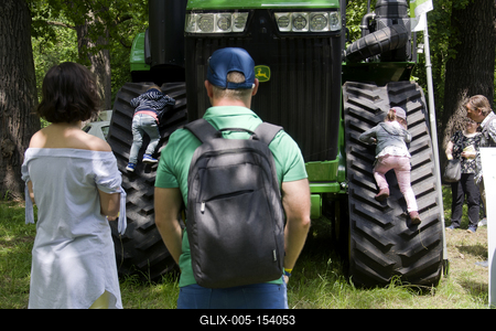 Debrecen Drive néven első alkalommal rendeznek járműipari fesztivált a Nagyerdei Stadionban és környékén május 25-én és 26-án. A szervezők mintegy tizenötezer látogatót várnak. Szombat reggel kapunyitás, és lesz minden, ami gurul.A Campus fesztiválokat is rendező debreceni Campus Nonprofit Kft. újabb nagyrendezvény alapkövét teszi le a Debrecen Drive-val, amely az ország egyik legnagyobb járműipari seregszemléje. A Debrecen Drive méreteirről mindent elárul, hogy a stadionban és környékén nagyobb területet foglal el a rendezvény, mint a nyári Campus fesztivál. A kulturális programokkal kísért Debrecen Drive-on több mint félezer járművet láthat a közönség, a személyautók mellett egyebek mellett versenyautókat, sport- és túramotorokat, honvédségi járműveket, erő- és munkagépeket, de kaszkadőrshow is szórakoztatja az érdeklődőket a kétnapos nagyerdei rendezvényen.A Nagyerdei Stadionban mutatják be a "csúcsragadozókat" (Ferrari, Lamborghini, Porsche, Aston Martin, Maserati), a stadiont körbevéve helyezkednek majd ez a versenyautók, az oldtimerek, a munkagépek, a kamionok, a katonai járművek, a mentők, a tűzoltók és a rendőrség járművei, a tuningautók és más speciális járművek.Egyszerre 250 új személygépkocsit tekinthetnek majd meg az érdeklődők, amire még nem volt példa hazánkban.-stock-foto