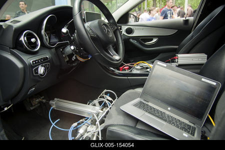 Debrecen Drive néven első alkalommal rendeznek járműipari fesztivált a Nagyerdei Stadionban és környékén május 25-én és 26-án. A szervezők mintegy tizenötezer látogatót várnak. Szombat reggel kapunyitás, és lesz minden, ami gurul.A Campus fesztiválokat is rendező debreceni Campus Nonprofit Kft. újabb nagyrendezvény alapkövét teszi le a Debrecen Drive-val, amely az ország egyik legnagyobb járműipari seregszemléje. A Debrecen Drive méreteirről mindent elárul, hogy a stadionban és környékén nagyobb területet foglal el a rendezvény, mint a nyári Campus fesztivál. A kulturális programokkal kísért Debrecen Drive-on több mint félezer járművet láthat a közönség, a személyautók mellett egyebek mellett versenyautókat, sport- és túramotorokat, honvédségi járműveket, erő- és munkagépeket, de kaszkadőrshow is szórakoztatja az érdeklődőket a kétnapos nagyerdei rendezvényen.A Nagyerdei Stadionban mutatják be a "csúcsragadozókat" (Ferrari, Lamborghini, Porsche, Aston Martin, Maserati), a stadiont körbevéve helyezkednek majd ez a versenyautók, az oldtimerek, a munkagépek, a kamionok, a katonai járművek, a mentők, a tűzoltók és a rendőrség járművei, a tuningautók és más speciális járművek.Egyszerre 250 új személygépkocsit tekinthetnek majd meg az érdeklődők, amire még nem volt példa hazánkban.-stock-foto