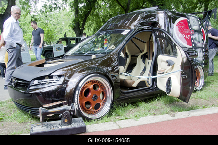 Debrecen Drive néven első alkalommal rendeznek járműipari fesztivált a Nagyerdei Stadionban és környékén május 25-én és 26-án. A szervezők mintegy tizenötezer látogatót várnak. Szombat reggel kapunyitás, és lesz minden, ami gurul.A Campus fesztiválokat is rendező debreceni Campus Nonprofit Kft. újabb nagyrendezvény alapkövét teszi le a Debrecen Drive-val, amely az ország egyik legnagyobb járműipari seregszemléje. A Debrecen Drive méreteirről mindent elárul, hogy a stadionban és környékén nagyobb területet foglal el a rendezvény, mint a nyári Campus fesztivál. A kulturális programokkal kísért Debrecen Drive-on több mint félezer járművet láthat a közönség, a személyautók mellett egyebek mellett versenyautókat, sport- és túramotorokat, honvédségi járműveket, erő- és munkagépeket, de kaszkadőrshow is szórakoztatja az érdeklődőket a kétnapos nagyerdei rendezvényen.A Nagyerdei Stadionban mutatják be a "csúcsragadozókat" (Ferrari, Lamborghini, Porsche, Aston Martin, Maserati), a stadiont körbevéve helyezkednek majd ez a versenyautók, az oldtimerek, a munkagépek, a kamionok, a katonai járművek, a mentők, a tűzoltók és a rendőrség járművei, a tuningautók és más speciális járművek.Egyszerre 250 új személygépkocsit tekinthetnek majd meg az érdeklődők, amire még nem volt példa hazánkban.-stock-foto