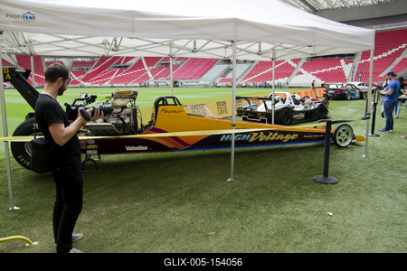 Debrecen Drive néven első alkalommal rendeznek járműipari fesztivált a Nagyerdei Stadionban és környékén május 25-én és 26-án. A szervezők mintegy tizenötezer látogatót várnak. Szombat reggel kapunyitás, és lesz minden, ami gurul.A Campus fesztiválokat is rendező debreceni Campus Nonprofit Kft. újabb nagyrendezvény alapkövét teszi le a Debrecen Drive-val, amely az ország egyik legnagyobb járműipari seregszemléje. A Debrecen Drive méreteirről mindent elárul, hogy a stadionban és környékén nagyobb területet foglal el a rendezvény, mint a nyári Campus fesztivál. A kulturális programokkal kísért Debrecen Drive-on több mint félezer járművet láthat a közönség, a személyautók mellett egyebek mellett versenyautókat, sport- és túramotorokat, honvédségi járműveket, erő- és munkagépeket, de kaszkadőrshow is szórakoztatja az érdeklődőket a kétnapos nagyerdei rendezvényen.A Nagyerdei Stadionban mutatják be a "csúcsragadozókat" (Ferrari, Lamborghini, Porsche, Aston Martin, Maserati), a stadiont körbevéve helyezkednek majd ez a versenyautók, az oldtimerek, a munkagépek, a kamionok, a katonai járművek, a mentők, a tűzoltók és a rendőrség járművei, a tuningautók és más speciális járművek.Egyszerre 250 új személygépkocsit tekinthetnek majd meg az érdeklődők, amire még nem volt példa hazánkban.-stock-foto