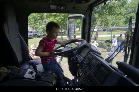 Debrecen Drive néven első alkalommal rendeznek járműipari fesztivált a Nagyerdei Stadionban és környékén május 25-én és 26-án. A szervezők mintegy tizenötezer látogatót várnak. Szombat reggel kapunyitás, és lesz minden, ami gurul.A Campus fesztiválokat is rendező debreceni Campus Nonprofit Kft. újabb nagyrendezvény alapkövét teszi le a Debrecen Drive-val, amely az ország egyik legnagyobb járműipari seregszemléje. A Debrecen Drive méreteirről mindent elárul, hogy a stadionban és környékén nagyobb területet foglal el a rendezvény, mint a nyári Campus fesztivál. A kulturális programokkal kísért Debrecen Drive-on több mint félezer járművet láthat a közönség, a személyautók mellett egyebek mellett versenyautókat, sport- és túramotorokat, honvédségi járműveket, erő- és munkagépeket, de kaszkadőrshow is szórakoztatja az érdeklődőket a kétnapos nagyerdei rendezvényen.A Nagyerdei Stadionban mutatják be a "csúcsragadozókat" (Ferrari, Lamborghini, Porsche, Aston Martin, Maserati), a stadiont körbevéve helyezkednek majd ez a versenyautók, az oldtimerek, a munkagépek, a kamionok, a katonai járművek, a mentők, a tűzoltók és a rendőrség járművei, a tuningautók és más speciális járművek.Egyszerre 250 új személygépkocsit tekinthetnek majd meg az érdeklődők, amire még nem volt példa hazánkban.-stock-foto