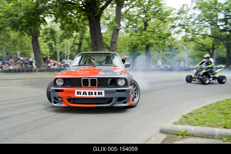 Debrecen Drive néven első alkalommal rendeznek járműipari fesztivált a Nagyerdei Stadionban és környékén május 25-én és 26-án. A szervezők mintegy tizenötezer látogatót várnak. Szombat reggel kapunyitás, és lesz minden, ami gurul.A Campus fesztiválokat is rendező debreceni Campus Nonprofit Kft. újabb nagyrendezvény alapkövét teszi le a Debrecen Drive-val, amely az ország egyik legnagyobb járműipari seregszemléje. A Debrecen Drive méreteirről mindent elárul, hogy a stadionban és környékén nagyobb területet foglal el a rendezvény, mint a nyári Campus fesztivál. A kulturális programokkal kísért Debrecen Drive-on több mint félezer járművet láthat a közönség, a személyautók mellett egyebek mellett versenyautókat, sport- és túramotorokat, honvédségi járműveket, erő- és munkagépeket, de kaszkadőrshow is szórakoztatja az érdeklődőket a kétnapos nagyerdei rendezvényen.A Nagyerdei Stadionban mutatják be a "csúcsragadozókat" (Ferrari, Lamborghini, Porsche, Aston Martin, Maserati), a stadiont körbevéve helyezkednek majd ez a versenyautók, az oldtimerek, a munkagépek, a kamionok, a katonai járművek, a mentők, a tűzoltók és a rendőrség járművei, a tuningautók és más speciális járművek.Egyszerre 250 új személygépkocsit tekinthetnek majd meg az érdeklődők, amire még nem volt példa hazánkban.-stock-foto