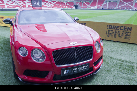 Debrecen Drive néven első alkalommal rendeznek járműipari fesztivált a Nagyerdei Stadionban és környékén május 25-én és 26-án. A szervezők mintegy tizenötezer látogatót várnak. Szombat reggel kapunyitás, és lesz minden, ami gurul.A Campus fesztiválokat is rendező debreceni Campus Nonprofit Kft. újabb nagyrendezvény alapkövét teszi le a Debrecen Drive-val, amely az ország egyik legnagyobb járműipari seregszemléje. A Debrecen Drive méreteirről mindent elárul, hogy a stadionban és környékén nagyobb területet foglal el a rendezvény, mint a nyári Campus fesztivál. A kulturális programokkal kísért Debrecen Drive-on több mint félezer járművet láthat a közönség, a személyautók mellett egyebek mellett versenyautókat, sport- és túramotorokat, honvédségi járműveket, erő- és munkagépeket, de kaszkadőrshow is szórakoztatja az érdeklődőket a kétnapos nagyerdei rendezvényen.A Nagyerdei Stadionban mutatják be a "csúcsragadozókat" (Ferrari, Lamborghini, Porsche, Aston Martin, Maserati), a stadiont körbevéve helyezkednek majd ez a versenyautók, az oldtimerek, a munkagépek, a kamionok, a katonai járművek, a mentők, a tűzoltók és a rendőrség járművei, a tuningautók és más speciális járművek.Egyszerre 250 új személygépkocsit tekinthetnek majd meg az érdeklődők, amire még nem volt példa hazánkban.-stock-foto