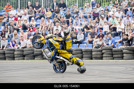 Debrecen Drive néven első alkalommal rendeznek járműipari fesztivált a Nagyerdei Stadionban és környékén május 25-én és 26-án. A szervezők mintegy tizenötezer látogatót várnak. Szombat reggel kapunyitás, és lesz minden, ami gurul.A Campus fesztiválokat is rendező debreceni Campus Nonprofit Kft. újabb nagyrendezvény alapkövét teszi le a Debrecen Drive-val, amely az ország egyik legnagyobb járműipari seregszemléje. A Debrecen Drive méreteirről mindent elárul, hogy a stadionban és környékén nagyobb területet foglal el a rendezvény, mint a nyári Campus fesztivál. A kulturális programokkal kísért Debrecen Drive-on több mint félezer járművet láthat a közönség, a személyautók mellett egyebek mellett versenyautókat, sport- és túramotorokat, honvédségi járműveket, erő- és munkagépeket, de kaszkadőrshow is szórakoztatja az érdeklődőket a kétnapos nagyerdei rendezvényen.A Nagyerdei Stadionban mutatják be a "csúcsragadozókat" (Ferrari, Lamborghini, Porsche, Aston Martin, Maserati), a stadiont körbevéve helyezkednek majd ez a versenyautók, az oldtimerek, a munkagépek, a kamionok, a katonai járművek, a mentők, a tűzoltók és a rendőrség járművei, a tuningautók és más speciális járművek.Egyszerre 250 új személygépkocsit tekinthetnek majd meg az érdeklődők, amire még nem volt példa hazánkban.-stock-foto