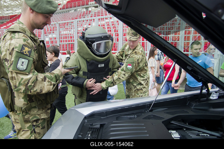 Debrecen Drive néven első alkalommal rendeznek járműipari fesztivált a Nagyerdei Stadionban és környékén május 25-én és 26-án. A szervezők mintegy tizenötezer látogatót várnak. Szombat reggel kapunyitás, és lesz minden, ami gurul.A Campus fesztiválokat is rendező debreceni Campus Nonprofit Kft. újabb nagyrendezvény alapkövét teszi le a Debrecen Drive-val, amely az ország egyik legnagyobb járműipari seregszemléje. A Debrecen Drive méreteirről mindent elárul, hogy a stadionban és környékén nagyobb területet foglal el a rendezvény, mint a nyári Campus fesztivál. A kulturális programokkal kísért Debrecen Drive-on több mint félezer járművet láthat a közönség, a személyautók mellett egyebek mellett versenyautókat, sport- és túramotorokat, honvédségi járműveket, erő- és munkagépeket, de kaszkadőrshow is szórakoztatja az érdeklődőket a kétnapos nagyerdei rendezvényen.A Nagyerdei Stadionban mutatják be a "csúcsragadozókat" (Ferrari, Lamborghini, Porsche, Aston Martin, Maserati), a stadiont körbevéve helyezkednek majd ez a versenyautók, az oldtimerek, a munkagépek, a kamionok, a katonai járművek, a mentők, a tűzoltók és a rendőrség járművei, a tuningautók és más speciális járművek.Egyszerre 250 új személygépkocsit tekinthetnek majd meg az érdeklődők, amire még nem volt példa hazánkban.-stock-foto