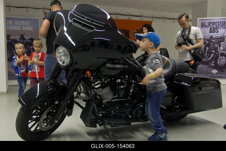 Debrecen Drive néven első alkalommal rendeznek járműipari fesztivált a Nagyerdei Stadionban és környékén május 25-én és 26-án. A szervezők mintegy tizenötezer látogatót várnak. Szombat reggel kapunyitás, és lesz minden, ami gurul.A Campus fesztiválokat is rendező debreceni Campus Nonprofit Kft. újabb nagyrendezvény alapkövét teszi le a Debrecen Drive-val, amely az ország egyik legnagyobb járműipari seregszemléje. A Debrecen Drive méreteirről mindent elárul, hogy a stadionban és környékén nagyobb területet foglal el a rendezvény, mint a nyári Campus fesztivál. A kulturális programokkal kísért Debrecen Drive-on több mint félezer járművet láthat a közönség, a személyautók mellett egyebek mellett versenyautókat, sport- és túramotorokat, honvédségi járműveket, erő- és munkagépeket, de kaszkadőrshow is szórakoztatja az érdeklődőket a kétnapos nagyerdei rendezvényen.A Nagyerdei Stadionban mutatják be a "csúcsragadozókat" (Ferrari, Lamborghini, Porsche, Aston Martin, Maserati), a stadiont körbevéve helyezkednek majd ez a versenyautók, az oldtimerek, a munkagépek, a kamionok, a katonai járművek, a mentők, a tűzoltók és a rendőrség járművei, a tuningautók és más speciális járművek.Egyszerre 250 új személygépkocsit tekinthetnek majd meg az érdeklődők, amire még nem volt példa hazánkban.-stock-foto