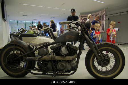 Debrecen Drive néven első alkalommal rendeznek járműipari fesztivált a Nagyerdei Stadionban és környékén május 25-én és 26-án. A szervezők mintegy tizenötezer látogatót várnak. Szombat reggel kapunyitás, és lesz minden, ami gurul.A Campus fesztiválokat is rendező debreceni Campus Nonprofit Kft. újabb nagyrendezvény alapkövét teszi le a Debrecen Drive-val, amely az ország egyik legnagyobb járműipari seregszemléje. A Debrecen Drive méreteirről mindent elárul, hogy a stadionban és környékén nagyobb területet foglal el a rendezvény, mint a nyári Campus fesztivál. A kulturális programokkal kísért Debrecen Drive-on több mint félezer járművet láthat a közönség, a személyautók mellett egyebek mellett versenyautókat, sport- és túramotorokat, honvédségi járműveket, erő- és munkagépeket, de kaszkadőrshow is szórakoztatja az érdeklődőket a kétnapos nagyerdei rendezvényen.A Nagyerdei Stadionban mutatják be a "csúcsragadozókat" (Ferrari, Lamborghini, Porsche, Aston Martin, Maserati), a stadiont körbevéve helyezkednek majd ez a versenyautók, az oldtimerek, a munkagépek, a kamionok, a katonai járművek, a mentők, a tűzoltók és a rendőrség járművei, a tuningautók és más speciális járművek.Egyszerre 250 új személygépkocsit tekinthetnek majd meg az érdeklődők, amire még nem volt példa hazánkban.-stock-foto