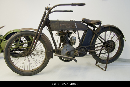 Debrecen Drive néven első alkalommal rendeznek járműipari fesztivált a Nagyerdei Stadionban és környékén május 25-én és 26-án. A szervezők mintegy tizenötezer látogatót várnak. Szombat reggel kapunyitás, és lesz minden, ami gurul.A Campus fesztiválokat is rendező debreceni Campus Nonprofit Kft. újabb nagyrendezvény alapkövét teszi le a Debrecen Drive-val, amely az ország egyik legnagyobb járműipari seregszemléje. A Debrecen Drive méreteirről mindent elárul, hogy a stadionban és környékén nagyobb területet foglal el a rendezvény, mint a nyári Campus fesztivál. A kulturális programokkal kísért Debrecen Drive-on több mint félezer járművet láthat a közönség, a személyautók mellett egyebek mellett versenyautókat, sport- és túramotorokat, honvédségi járműveket, erő- és munkagépeket, de kaszkadőrshow is szórakoztatja az érdeklődőket a kétnapos nagyerdei rendezvényen.A Nagyerdei Stadionban mutatják be a "csúcsragadozókat" (Ferrari, Lamborghini, Porsche, Aston Martin, Maserati), a stadiont körbevéve helyezkednek majd ez a versenyautók, az oldtimerek, a munkagépek, a kamionok, a katonai járművek, a mentők, a tűzoltók és a rendőrség járművei, a tuningautók és más speciális járművek.Egyszerre 250 új személygépkocsit tekinthetnek majd meg az érdeklődők, amire még nem volt példa hazánkban.-stock-foto