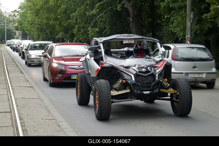 Debrecen Drive néven első alkalommal rendeznek járműipari fesztivált a Nagyerdei Stadionban és környékén május 25-én és 26-án. A szervezők mintegy tizenötezer látogatót várnak. Szombat reggel kapunyitás, és lesz minden, ami gurul.A Campus fesztiválokat is rendező debreceni Campus Nonprofit Kft. újabb nagyrendezvény alapkövét teszi le a Debrecen Drive-val, amely az ország egyik legnagyobb járműipari seregszemléje. A Debrecen Drive méreteirről mindent elárul, hogy a stadionban és környékén nagyobb területet foglal el a rendezvény, mint a nyári Campus fesztivál. A kulturális programokkal kísért Debrecen Drive-on több mint félezer járművet láthat a közönség, a személyautók mellett egyebek mellett versenyautókat, sport- és túramotorokat, honvédségi járműveket, erő- és munkagépeket, de kaszkadőrshow is szórakoztatja az érdeklődőket a kétnapos nagyerdei rendezvényen.A Nagyerdei Stadionban mutatják be a "csúcsragadozókat" (Ferrari, Lamborghini, Porsche, Aston Martin, Maserati), a stadiont körbevéve helyezkednek majd ez a versenyautók, az oldtimerek, a munkagépek, a kamionok, a katonai járművek, a mentők, a tűzoltók és a rendőrség járművei, a tuningautók és más speciális járművek.Egyszerre 250 új személygépkocsit tekinthetnek majd meg az érdeklődők, amire még nem volt példa hazánkban.-stock-foto