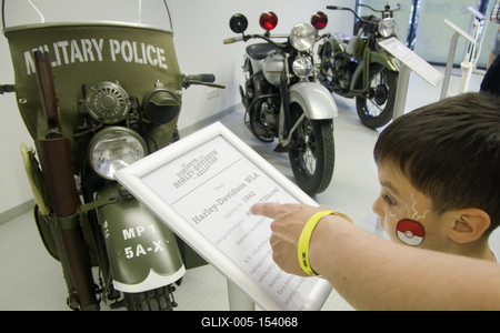 Debrecen Drive néven első alkalommal rendeznek járműipari fesztivált a Nagyerdei Stadionban és környékén május 25-én és 26-án. A szervezők mintegy tizenötezer látogatót várnak. Szombat reggel kapunyitás, és lesz minden, ami gurul.A Campus fesztiválokat is rendező debreceni Campus Nonprofit Kft. újabb nagyrendezvény alapkövét teszi le a Debrecen Drive-val, amely az ország egyik legnagyobb járműipari seregszemléje. A Debrecen Drive méreteirről mindent elárul, hogy a stadionban és környékén nagyobb területet foglal el a rendezvény, mint a nyári Campus fesztivál. A kulturális programokkal kísért Debrecen Drive-on több mint félezer járművet láthat a közönség, a személyautók mellett egyebek mellett versenyautókat, sport- és túramotorokat, honvédségi járműveket, erő- és munkagépeket, de kaszkadőrshow is szórakoztatja az érdeklődőket a kétnapos nagyerdei rendezvényen.A Nagyerdei Stadionban mutatják be a "csúcsragadozókat" (Ferrari, Lamborghini, Porsche, Aston Martin, Maserati), a stadiont körbevéve helyezkednek majd ez a versenyautók, az oldtimerek, a munkagépek, a kamionok, a katonai járművek, a mentők, a tűzoltók és a rendőrség járművei, a tuningautók és más speciális járművek.Egyszerre 250 új személygépkocsit tekinthetnek majd meg az érdeklődők, amire még nem volt példa hazánkban.-stock-foto