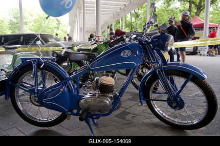 Debrecen Drive néven első alkalommal rendeznek járműipari fesztivált a Nagyerdei Stadionban és környékén május 25-én és 26-án. A szervezők mintegy tizenötezer látogatót várnak. Szombat reggel kapunyitás, és lesz minden, ami gurul.A Campus fesztiválokat is rendező debreceni Campus Nonprofit Kft. újabb nagyrendezvény alapkövét teszi le a Debrecen Drive-val, amely az ország egyik legnagyobb járműipari seregszemléje. A Debrecen Drive méreteirről mindent elárul, hogy a stadionban és környékén nagyobb területet foglal el a rendezvény, mint a nyári Campus fesztivál. A kulturális programokkal kísért Debrecen Drive-on több mint félezer járművet láthat a közönség, a személyautók mellett egyebek mellett versenyautókat, sport- és túramotorokat, honvédségi járműveket, erő- és munkagépeket, de kaszkadőrshow is szórakoztatja az érdeklődőket a kétnapos nagyerdei rendezvényen.A Nagyerdei Stadionban mutatják be a "csúcsragadozókat" (Ferrari, Lamborghini, Porsche, Aston Martin, Maserati), a stadiont körbevéve helyezkednek majd ez a versenyautók, az oldtimerek, a munkagépek, a kamionok, a katonai járművek, a mentők, a tűzoltók és a rendőrség járművei, a tuningautók és más speciális járművek.Egyszerre 250 új személygépkocsit tekinthetnek majd meg az érdeklődők, amire még nem volt példa hazánkban.-stock-foto