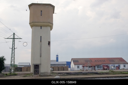 A lebontásra ítélt gőzmozdony vízvételező víztorony a hajdúszoboszlói vasútállomáson.-stock-foto