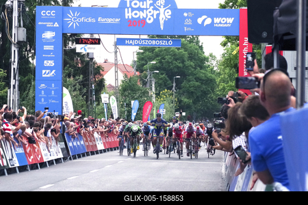 A TOUR DE HONGRIE 2019 kerékpáros verseny egyik idei cél helyszíne a hajdúszoboszlói fürdő mellett volt a Tiszafüred-Hajdúszoboszlói szakasz lezárásaként.-stock-foto