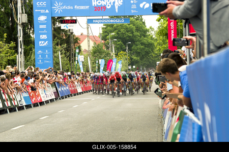 A TOUR DE HONGRIE 2019 kerékpáros verseny egyik idei cél helyszíne a hajdúszoboszlói fürdő mellett volt a Tiszafüred-Hajdúszoboszlói szakasz lezárásaként.-stock-foto