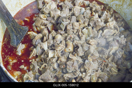 Idén júniusban is birkaétkek voltak az asztalon a kunok "fővárosában" Karcagon. A birka főzőverseny és más népi ételek főzőversenye méltán népszerű hagyományőrző program a város életében. A  hagyományokat hűen követő birkafőző versenyen, hagyományos birkapörkölttel, hagyományőrző programokkal, népművészeti kirakodóvásárral, és kézműves élelmiszerek vásárával várták az érdeklődőket.-stock-foto