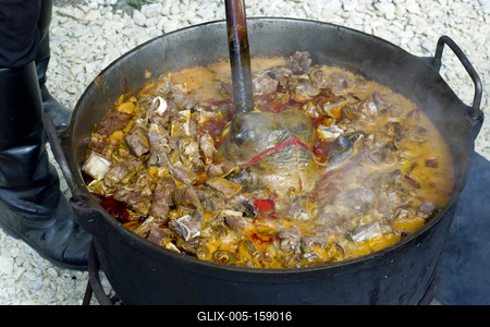 Idén júniusban is birkaétkek voltak az asztalon a kunok "fővárosában" Karcagon. A birka főzőverseny és más népi ételek főzőversenye méltán népszerű hagyományőrző program a város életében. A  hagyományokat hűen követő birkafőző versenyen, hagyományos birkapörkölttel, hagyományőrző programokkal, népművészeti kirakodóvásárral, és kézműves élelmiszerek vásárával várták az érdeklődőket.-stock-foto
