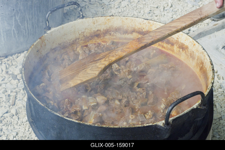 Idén júniusban is birkaétkek voltak az asztalon a kunok "fővárosában" Karcagon. A birka főzőverseny és más népi ételek főzőversenye méltán népszerű hagyományőrző program a város életében. A  hagyományokat hűen követő birkafőző versenyen, hagyományos birkapörkölttel, hagyományőrző programokkal, népművészeti kirakodóvásárral, és kézműves élelmiszerek vásárával várták az érdeklődőket.-stock-foto