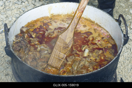 Idén júniusban is birkaétkek voltak az asztalon a kunok "fővárosában" Karcagon. A birka főzőverseny és más népi ételek főzőversenye méltán népszerű hagyományőrző program a város életében. A  hagyományokat hűen követő birkafőző versenyen, hagyományos birkapörkölttel, hagyományőrző programokkal, népművészeti kirakodóvásárral, és kézműves élelmiszerek vásárával várták az érdeklődőket.-stock-foto