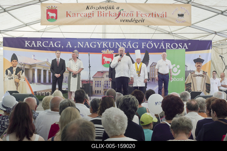 Idén júniusban is birkaétkek voltak az asztalon a kunok "fővárosában" Karcagon. A birka főzőverseny és más népi ételek főzőversenye méltán népszerű hagyományőrző program a város életében. A  hagyományokat hűen követő birkafőző versenyen, hagyományos birkapörkölttel, hagyományőrző programokkal, népművészeti kirakodóvásárral, és kézműves élelmiszerek vásárával várták az érdeklődőket.-stock-foto