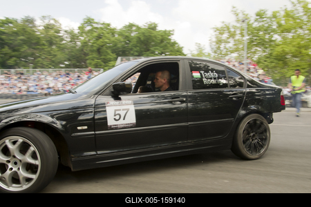Debrecen Drive néven első alkalommal rendeznek járműipari fesztivált a Nagyerdei Stadionban és környékén május 25-én és 26-án. A szervezők mintegy tizenötezer látogatót várnak. Szombat reggel kapunyitás, és lesz minden, ami gurul.A Campus fesztiválokat is rendező debreceni Campus Nonprofit Kft. újabb nagyrendezvény alapkövét teszi le a Debrecen Drive-val, amely az ország egyik legnagyobb járműipari seregszemléje. A Debrecen Drive méreteirről mindent elárul, hogy a stadionban és környékén nagyobb területet foglal el a rendezvény, mint a nyári Campus fesztivál. A kulturális programokkal kísért Debrecen Drive-on több mint félezer járművet láthat a közönség, a személyautók mellett egyebek mellett versenyautókat, sport- és túramotorokat, honvédségi járműveket, erő- és munkagépeket, de kaszkadőrshow is szórakoztatja az érdeklődőket a kétnapos nagyerdei rendezvényen.A Nagyerdei Stadionban mutatják be a "csúcsragadozókat" (Ferrari, Lamborghini, Porsche, Aston Martin, Maserati), a stadiont körbevéve helyezkednek majd ez a versenyautók, az oldtimerek, a munkagépek, a kamionok, a katonai járművek, a mentők, a tűzoltók és a rendőrség járművei, a tuningautók és más speciális járművek.Egyszerre 250 új személygépkocsit tekinthetnek majd meg az érdeklődők, amire még nem volt példa hazánkban.-stock-foto