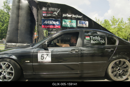 Debrecen Drive néven első alkalommal rendeznek járműipari fesztivált a Nagyerdei Stadionban és környékén május 25-én és 26-án. A szervezők mintegy tizenötezer látogatót várnak. Szombat reggel kapunyitás, és lesz minden, ami gurul.A Campus fesztiválokat is rendező debreceni Campus Nonprofit Kft. újabb nagyrendezvény alapkövét teszi le a Debrecen Drive-val, amely az ország egyik legnagyobb járműipari seregszemléje. A Debrecen Drive méreteirről mindent elárul, hogy a stadionban és környékén nagyobb területet foglal el a rendezvény, mint a nyári Campus fesztivál. A kulturális programokkal kísért Debrecen Drive-on több mint félezer járművet láthat a közönség, a személyautók mellett egyebek mellett versenyautókat, sport- és túramotorokat, honvédségi járműveket, erő- és munkagépeket, de kaszkadőrshow is szórakoztatja az érdeklődőket a kétnapos nagyerdei rendezvényen.A Nagyerdei Stadionban mutatják be a "csúcsragadozókat" (Ferrari, Lamborghini, Porsche, Aston Martin, Maserati), a stadiont körbevéve helyezkednek majd ez a versenyautók, az oldtimerek, a munkagépek, a kamionok, a katonai járművek, a mentők, a tűzoltók és a rendőrség járművei, a tuningautók és más speciális járművek.Egyszerre 250 új személygépkocsit tekinthetnek majd meg az érdeklődők, amire még nem volt példa hazánkban.-stock-foto