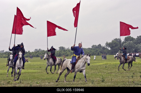 Minden évben megrendezik a hagyományos ősök iránti megemlékezést a Kurultajt, a  honfoglalás alkalmából az Ópusztaszerben található Árpád emlékhelynél.-stock-foto