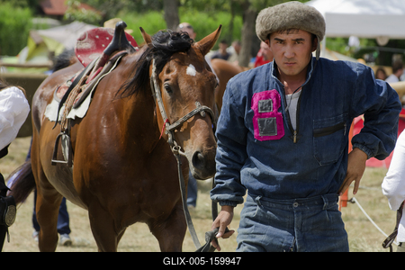 Minden évben megrendezik a hagyományos ősök iránti megemlékezést a Kurultajt, a  honfoglalás alkalmából az Ópusztaszerben található Árpád emlékhelynél.-stock-foto