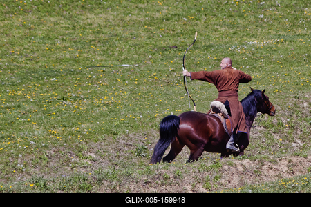 Minden évben megrendezik a hagyományos ősök iránti megemlékezést a Kurultajt, a  honfoglalás alkalmából az Ópusztaszerben található Árpád emlékhelynél.-stock-foto
