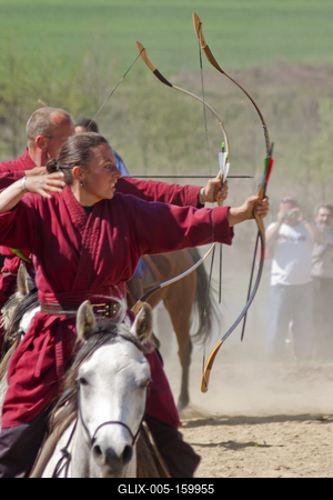 Minden évben megrendezik a hagyományos ősök iránti megemlékezést a Kurultajt, a  honfoglalás alkalmából az Ópusztaszerben található Árpád emlékhelynél.-stock-foto