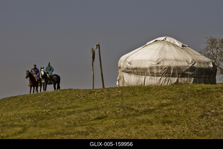 Minden évben megrendezik a hagyományos ősök iránti megemlékezést a Kurultajt, a  honfoglalás alkalmából az Ópusztaszerben található Árpád emlékhelynél.-stock-foto