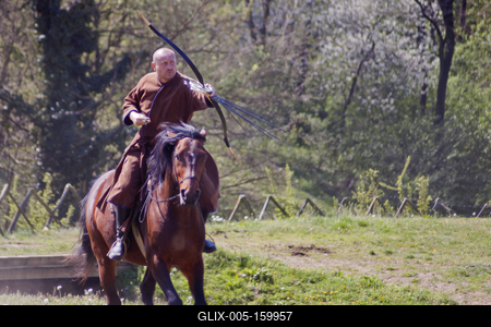 Minden évben megrendezik a hagyományos ősök iránti megemlékezést a Kurultajt, a  honfoglalás alkalmából az Ópusztaszerben található Árpád emlékhelynél.-stock-foto
