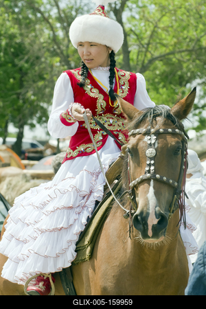 Minden évben megrendezik a hagyományos ősök iránti megemlékezést a Kurultajt, a  honfoglalás alkalmából az Ópusztaszerben található Árpád emlékhelynél.-stock-foto