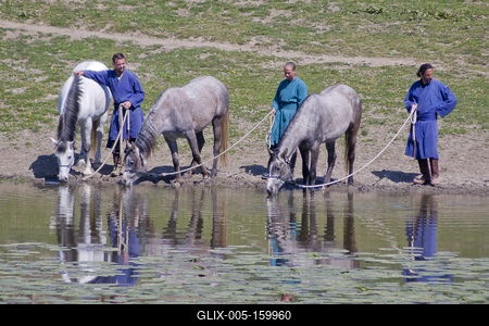 Minden évben megrendezik a hagyományos ősök iránti megemlékezést a Kurultajt, a  honfoglalás alkalmából az Ópusztaszerben található Árpád emlékhelynél.-stock-foto