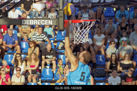 Négy versenyt rendeznek 3x3-as kosárlabdában Debrecen főterén.-stock-foto