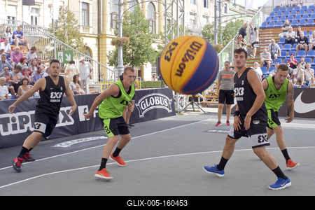 World Tour Masters 3X3 Basketball Cup/Hungary/Debrecen. Augusztus 27-e és szeptember 1-e között ismét megrendezésre kerül a méltán népszerű 3x3 World Tour Debrecen Masters a Debreceni Református Nagytemplom előtt! Magyarország-Szerbia mérkőzés egy pillanata a képen.-stock-foto