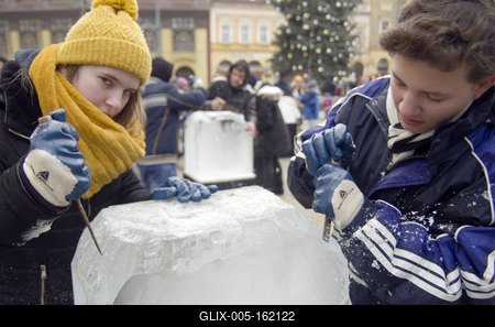 Adventi jégszobor faragás Debrecenben-stock-foto