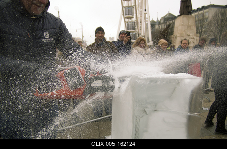 Adventi jégszobor faragás Debrecenben-stock-foto