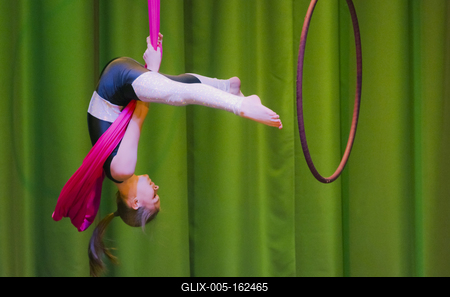 Meghökkennek azok az emberek, akik és amikor nem tudják elképzelni azt, hogy egy sportesemény színházban is lehetséges! Pedig van már olyan sportunk, mely nemzetközi sportággá fejlődött az elmúlt évtizedben, és mégis "színházba való"! A RÚDTÁNC, idegen kifejezéssel POLEDANCE ez a sportunk, mely sportág létjogosultságának egy bemutató előadás keretében adták tanúbizonyságát a fellépő sportolók, melyek közt szinte minden korosztály képviseli már magát!DEbrecenben már ez az új sportág is képviselteti magát.-stock-foto