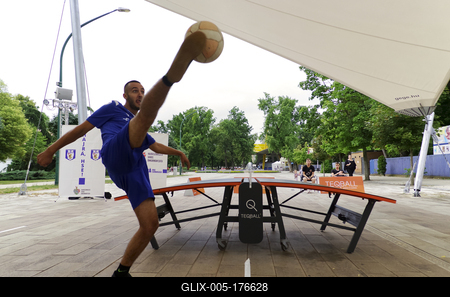 Az olimpiai játékok közé felvételt kérő és egyre népszerűbb labda sportág, a TEQBALL képviselői játszottak egy bemutató versenyt  közönség előtt a hajdúszoboszlói Szent István parkban.-stock-foto