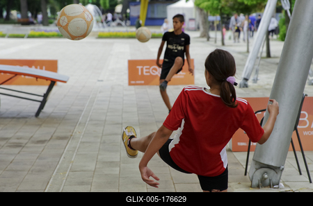 Az olimpiai játékok közé felvételt kérő és egyre népszerűbb labda sportág, a TEQBALL képviselői játszottak egy bemutató versenyt  közönség előtt a hajdúszoboszlói Szent István parkban.-stock-foto