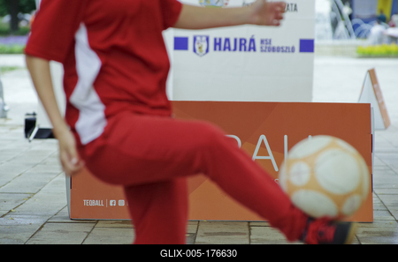 Az olimpiai játékok közé felvételt kérő és egyre népszerűbb labda sportág, a TEQBALL képviselői játszottak egy bemutató versenyt  közönség előtt a hajdúszoboszlói Szent István parkban.-stock-foto