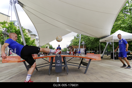 Az olimpiai játékok közé felvételt kérő és egyre népszerűbb labda sportág, a TEQBALL képviselői játszottak egy bemutató versenyt  közönség előtt a hajdúszoboszlói Szent István parkban.-stock-foto