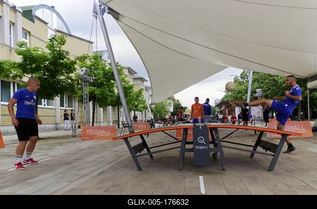 Az olimpiai játékok közé felvételt kérő és egyre népszerűbb labda sportág, a TEQBALL képviselői játszottak egy bemutató versenyt  közönség előtt a hajdúszoboszlói Szent István parkban.-stock-foto