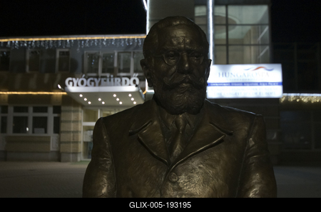 Hajdúszoboszló esti fényei és szobrai.-stock-foto