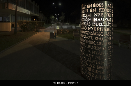 Hajdúszoboszló esti fényei és szobrai.-stock-foto