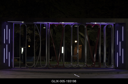 Hajdúszoboszló esti fényei és szobrai.-stock-foto