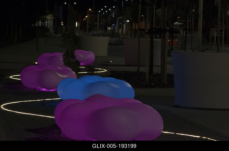 Hajdúszoboszló esti fényei és szobrai.-stock-foto