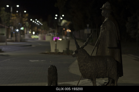 Hajdúszoboszló esti fényei és szobrai.-stock-foto