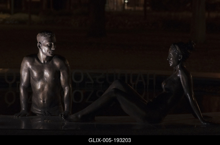 Hajdúszoboszló esti fényei és szobrai.-stock-foto